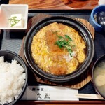 鍛冶屋 文蔵 - 豚ロースかつの卵とじ定食 950円(税込)