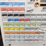 らーめん 又右衛門 - 券売機
      塩ワンタンめんが左上の位置にあるのは珍しい