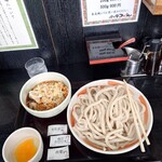 小平うどん - 生卵をかき回し、つけ汁に揚げ玉とすりゴマを投入、ラー油をふた回しかけて完成!