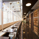 ステラ - ガラス張りで明るい店内。