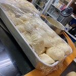 中国料理 栄発 - 内観。たくさん作られた包子の山