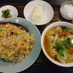 中国料理 海華 - 挽き肉,シイタケ,チャーハン800円(税込)
            味付け最高！チャーハンうめ～★
            若い時ならいくらでも食えるくらい美味しい♪
            ワンタンもたっぷり入っててあっさりスープとは対象的にしっかり下味がついてます。