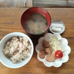 玄米庵 - 味噌汁、玄米ご飯、主菜、香の物