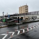 Atsuta Hourai Ken - お店に向かう専用の歩道橋まである！笑