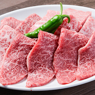 脂と赤身のバランスが絶妙なこだわりの黒毛和牛焼肉をどうぞ