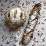 パンとおかしと... たなごころ - いなかパン (左)いちじくとくるみ 194円(右)フルート 238円