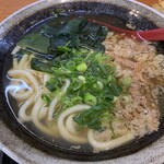 うどん屋 とき - 肉うどんに付け合わせのワカメとネギをON