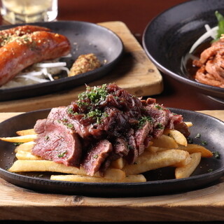 适合下酒的肉类肉菜，如“塔塔基瘦牛肉”。单独或作为套餐享受