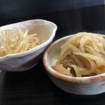 Genkotsu Tei - 煮たばかりの切り干し大根、それに豆もやし