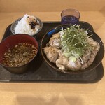 僕が僕であるために - 肉蕎麦(牛肉と鶏肉のあいもり並) 680円　肉の日(肉増し2倍→3倍) 200円　ライス 100円