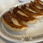 栄華楼 - 看板メニュー「餃子」　いい焼き色で旨そう。