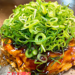 お好み焼き ひで屋 - 料理写真:魅惑のマヨ爆弾　玉子の中にマヨネーズをたっぷり忍ばせたマヨラーの為のお好み焼き。

トッピングのねぎがたまらなく合います。