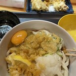 手打ち讃岐うどん 洸香 - 「とり天ぶっかけ（冷）」＋「生卵」＋「天かす」