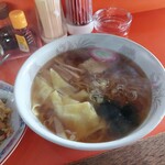 進龍 - ワンタン麺…熱々です…。