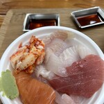 釧路和商市場 - 出来上がった海鮮丼。上部の白身魚の見分けがつかなくなり、判別不能でした。全部美味