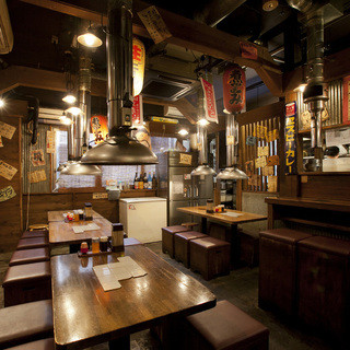 肩肘張らない昭和レトロな空間で、豪快に炭火でホルモン焼肉を！