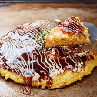 “Butatama” is popular! We offer a wide variety of Okonomiyaki and Teppan-yaki