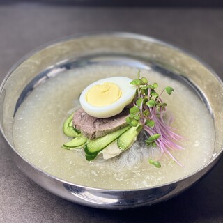 【生冷麺】オーダーを受けて粉から作る冷麺