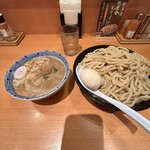 六厘舎 - ▪️【特製つけ麺（特盛）1350円】
            （並盛は麺量250g、大盛は麺量375g、特盛は麺量500g）
            ※つけ麺のみ特盛はスープが2倍になります✅
            （満腹感も2倍でしたε-(´∀｀; )）