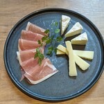 NEIGHBOUR - 黒松内産チーズとハモンセラーノの盛り合わせ 1080円(2024年3月)