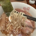 Chaina Hausu Rairai - ラーメン830円、浅草開化楼の麺を使用しているのでしょうか。太めの縮れ麺です。個人的にはもう少し細めが好きです。