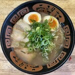 Kibouken - とんこつラーメン 半熟味玉入(970円、真上から)