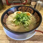 Kibouken - とんこつラーメン 半熟味玉入(970円、斜め上から)