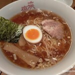 Chaina Hausu Rairai - ラーメン830円、浅草開化楼の麺を使用しているのでしょうか。太めの縮れ麺です。個人的にはもう少し細めが好きです。