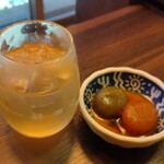 Kushisakagura Hiyoshimaru - 檸檬梅酒のロック（￥５８０）と、お通しの玉蒟蒻煮付け（￥３００）