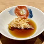 日本橋 蕎ノ字 - 車海老（頭）天つゆで。ジュワっと揚げたてが天つゆに浸る瞬間がたまりません。