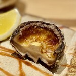 日本橋 蕎ノ字 - 清助のしいたけ　軽くレモンを絞って。原木の香り豊かな椎茸にはこのかえしが抜群に合います。これは美味しい！