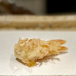 日本橋 蕎ノ字 - 車海老（頭）塩で　表面はカリカリで香ばしく、中の身は柔らか食感。絶品です。