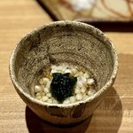 日本橋 蕎ノ字 - 蕎麦の実 海苔。優しいお出汁に海苔の風味を堪能。始まりに相応しい上品さです。