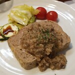 キッチン ブルー グローブ - 豚挽肉とチーズのテリーヌのアップ