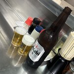 中華料理 相一軒 - 綺麗に手入れされたステンレステーブルと瓶ビール（大）650円（R6.3）