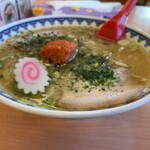 龍上海 - 赤湯からみそラーメン（横から）