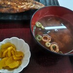 四日市ヒモノ食堂 - 味噌汁と漬物