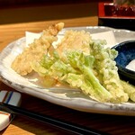 トコトコ - 筍とタラの芽天ぷら（¥650税抜）
            別メニューなのを半分ずつ揚げてくれました♪