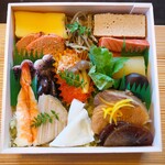 Fuefukigawa Onsen Zabou - テイクアウトのお弁当。ちらし寿司に具いっぱい敷き詰めて。お寿司が見えません！