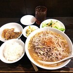 Mu Min - 日替り麺セット！(Ａセット…、札幌ラーメンの味噌、小餃子、サラダ、漬物、小ライス。980円)。