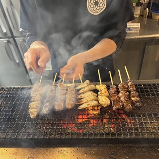 全25種類ほど。炭火で香ばしく焼き上げる《串焼き》がメイン