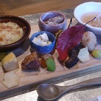 白金台こばやし - まな板御膳。この他にもさしみ、椀物、食事、デザートがついてきます。