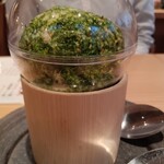 鮨・酒・肴 杉玉 - ポテトサラダ。ガチャの容器に入ってる。