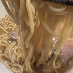 いかれたヌードル フィッシュトンズ - 麺リフト