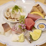 割烹 はらだ - まぐろ、鯛、ぶり、鰤焼霜、細魚昆布〆、針烏賊、河豚ブツと生白子ポン酢和え