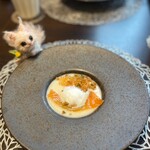 カシュ カシュ - カリフラワーのブルーテ　サーモンのマリネ。カリフラワーのほんのり甘いけどしっかりとした味がサーモンと合わせるとハーモニーです。トリュフもほのかに香ります。