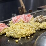 たぴおか食堂 - b(ˊᗜˋ*)❑””「ねぎ焼き」に負けず
            「お好み焼き」も大人気！！！
            このウマウマのお出汁の生地がすべての要やね