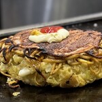 たぴおか食堂 - 「ミックスモダン焼き」 豚･イカ･えび ( ☉д⊙)
      カリカリの豚と、カリッと焼けた麺がいいーーー
      
      え？やっぱり、大きくなってるよね？