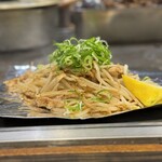 たぴおか食堂 - 「若鶏せせりガーリック焼き」(n´v`n)
      
      たっぷりのシャキシャキもやし
      あっさりしててうまい