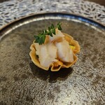 カシュ カシュ - 当時は鯖の入荷がなくてホタテに変更です。一口サイズですがホタテのしっかりとした味です。ワインが欲しくなりますねー(笑)